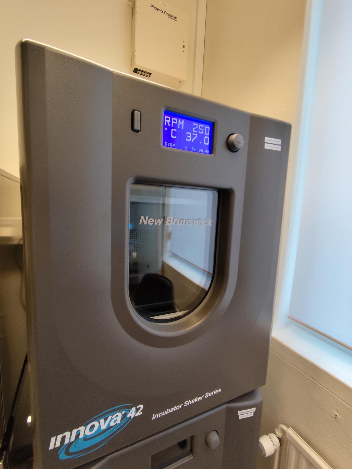 Picture of Incubator  Innova 42R shaking 1